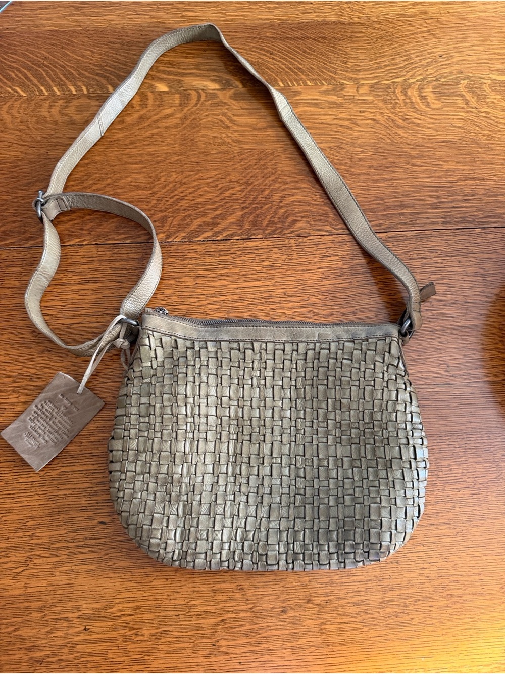 NWT Vilenca Holland-Crossbody bag with woven leather detailing-style # TK 50